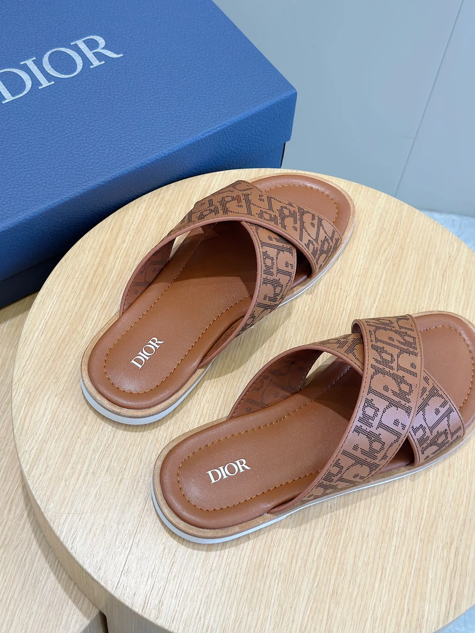 P320 Dior Alias ​​Men's Genuine Leather Slippers This Alias ​​sandal is new for summer, showing casual and elegant style. Carefully crafted from grained cow leather and Oblique printed fabric, with cowhide lining! Cross strap design. The imported cowhide leather and rubber sole adds sophistication and comfort, while Oblique print-effect anti-slip panels add style. Size: 39-44 (customized at 38.45)